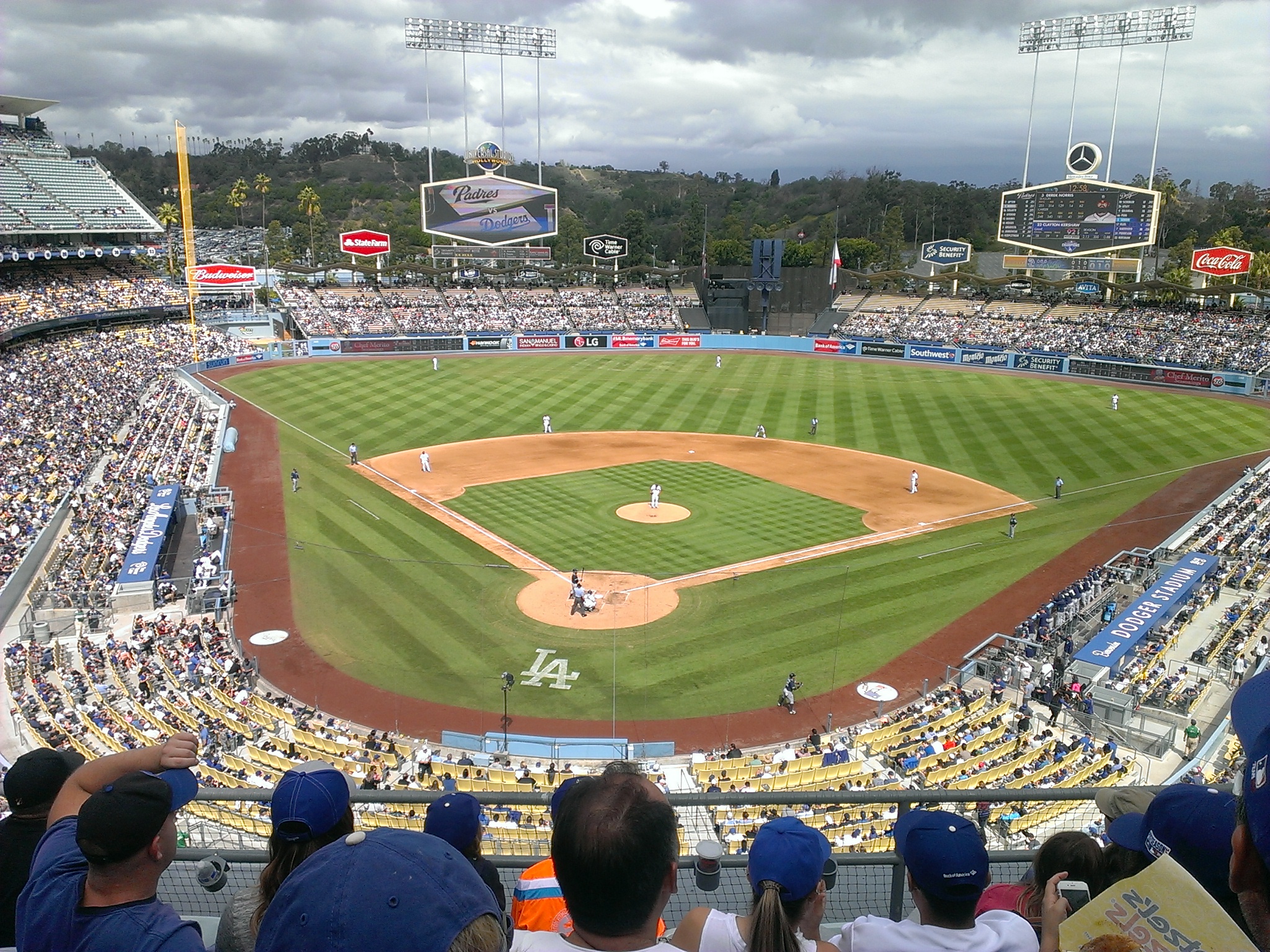 Dodger_Stadium_field_from_upper_deck_2015-10-04