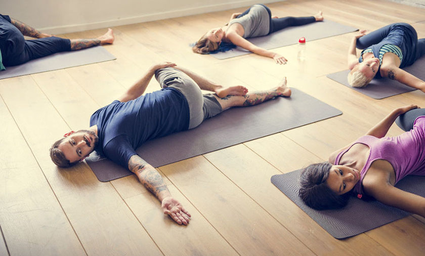 6 posturas de yoga ideales para hombres - INTI